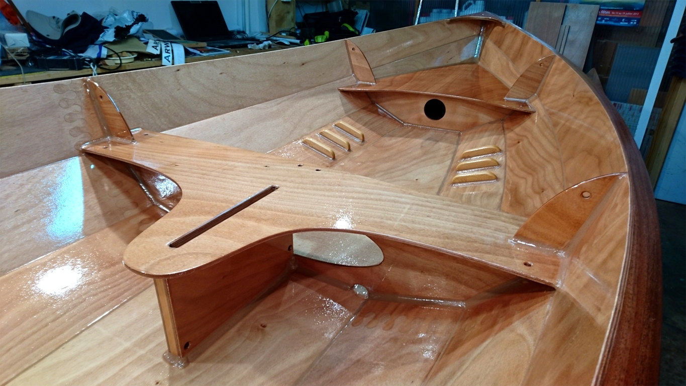 Cette photo montre bien le joint-cong&eacute; de forte section au pied du puits de d&eacute;rive et de la cloison centrale. 