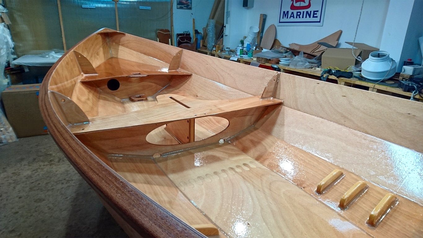 Cette photo montre bien les trois cale-pieds tribord au premier plan &agrave; droite. 