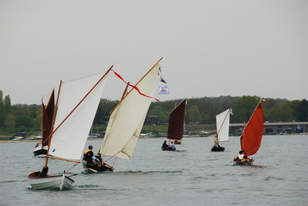 Superbe image de la flottille. On aperçoit le PocketShip "Zo" venant à contre sens, presque masqué par le Skerry "Malo", "An Treizh", "Gandalf" masquant le PassageMaker "Joli Jeanlin" à contre sens, le Skerry "Piff" et le Cavelier "Urpekoa".