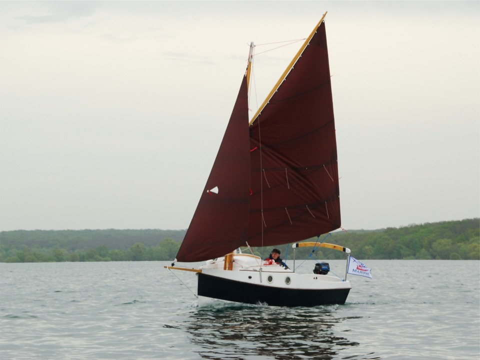 Le PocketShip "Zo", qui a actuellement les honneurs d'un article dans la revue "Voiles" : il s'agit d'un essai comparatif réalisé en mars à Bréhat.