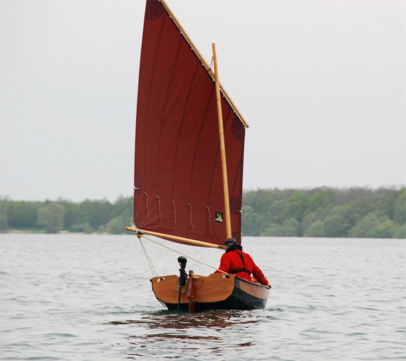 Le PassageMaker "Joli Jeanlin". Cette photo montre qu'Alain barre depuis le banc milieu afin de charger la coque sur l'avant pour alonger la flottaison et dégager la grande surface mouillée de l'arrière de cette carène très porteuse. 