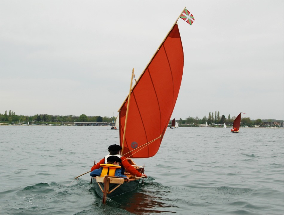 "Urpekoa" avec sa jolie voile au tiers de 3.80 m2. Charles-Edouard a conçu et réalisé seul cette "version voile" sur son Cavelier qui en est dépourvu en standard. 