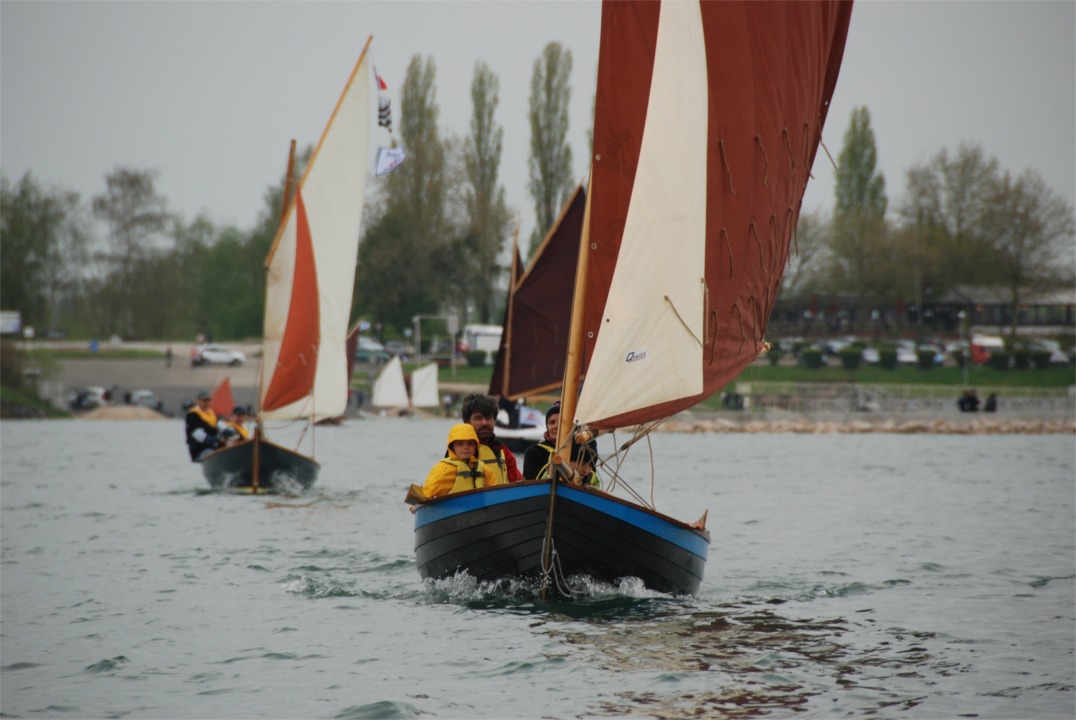 "Tournepierre" suivi par "An Treizh", devant une partie de la flottille ptrès de la cale de mise à l'eau. 