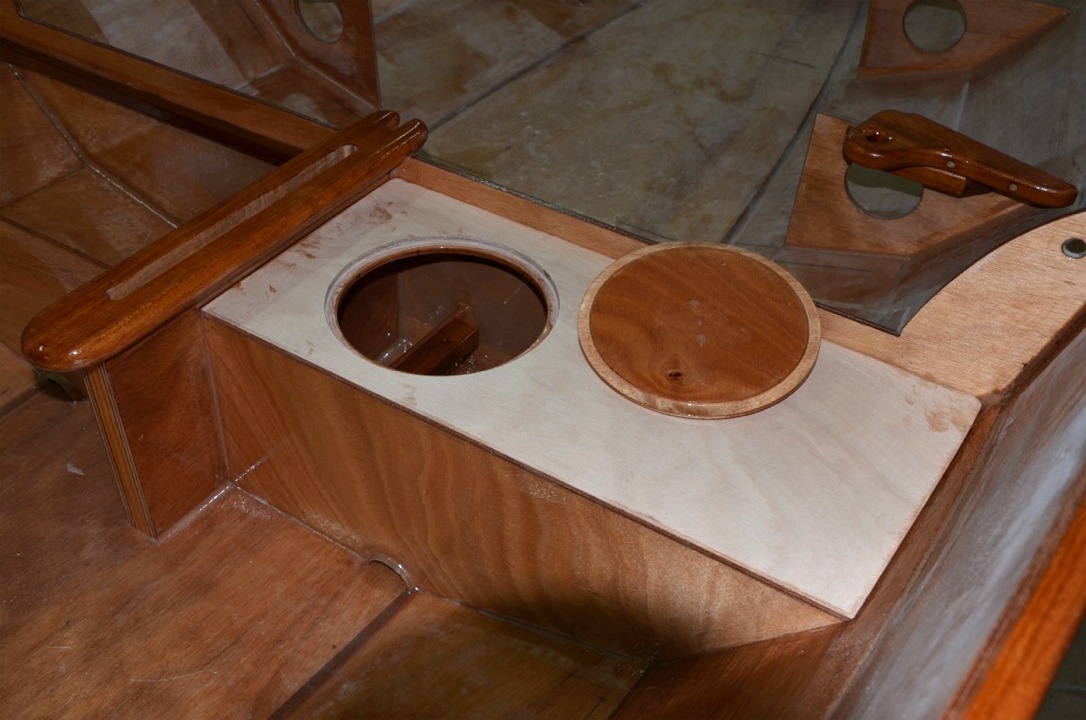 Francis m'envoie les trois images suivantes de la construction de son Skerry Ilyva, largement amélioré par rapport au bateau standard. Voici le caisson que Francis a installé de part et d'autre du puits de dérive. Francis me dit avoir hésité à en faire des réservoirs jumeaux de ballast liquide, mais il a finalement préféré installer un lest mobile de 20 kg en gueuses de plomb et conserver le reste du volume en réserve de flottabilité. 