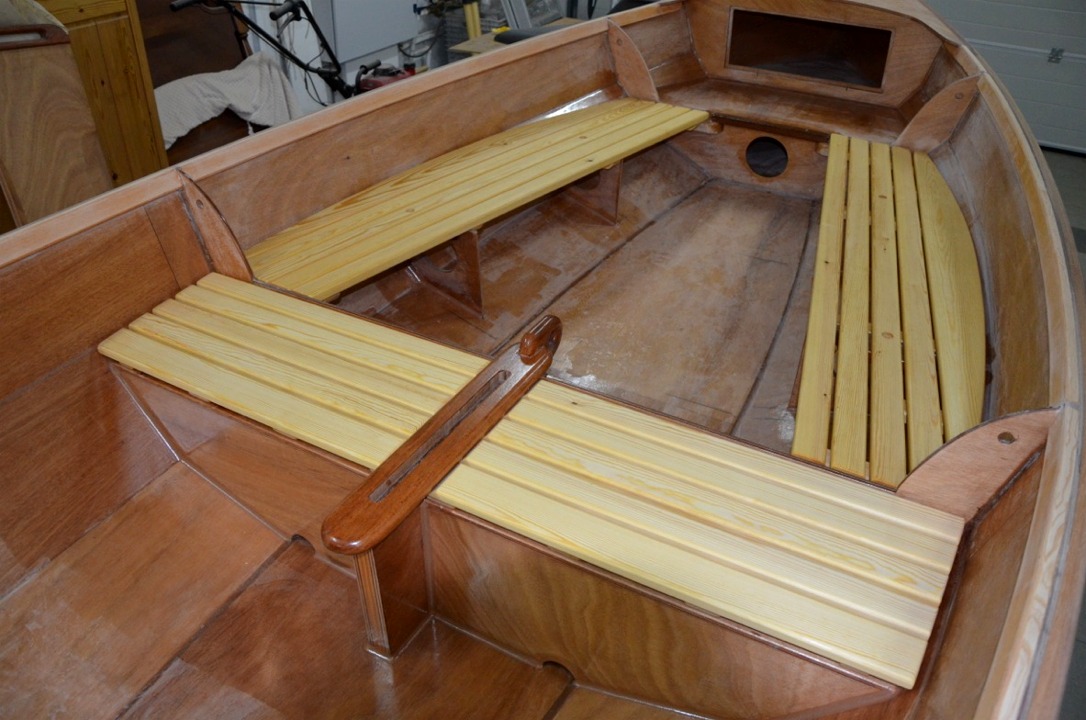 Vous aviez remarqué sur les deux images précédentes que le dessus du siège central de Francis, sur son caisson, était légèrement en-dessous du rebord de la membrure. Voici l'explication : Francis installe ce joli siège par-dessus le caisson, en lattes de pin comme les deux sièges latéraux. 