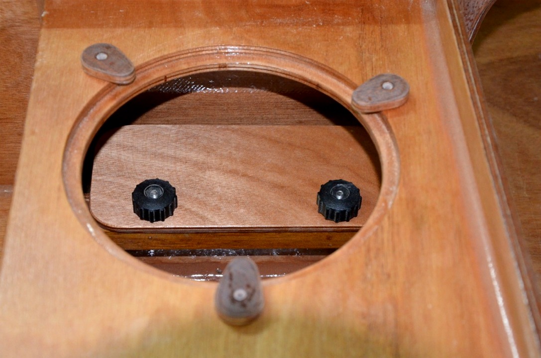 Voici l'ouverture de la trappe de visite et ses taquets de fermeture. On aperçoit au fond le couvercle de blocage des gueuses de plomb de bâbord. La densité (ou masse volumique) du plomb est de 11.35, ce qui signifie qu'il occupe 11.35 fois moins de volume que l'eau pour le même poids. C'est ce qui explique que les lests de bateau soient souvent faits en plomb, de préférence à la fonte (masse volumique autour de 7). En effet, il y a un second facteur : le coût. Le plomb coûte 1.05 €/kg, alors que le platine, dont la densité est près du double (21.45), et qui serait donc nettement préférable, coûterait 31 000 €/kg... L'or serait bien aussi, à 19.3... et 38 000 €/kg tout de même ! 