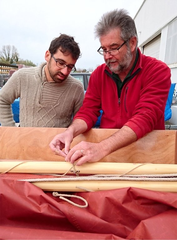 La voile est enverguée et nous improvisons un cours sur les noeuds.