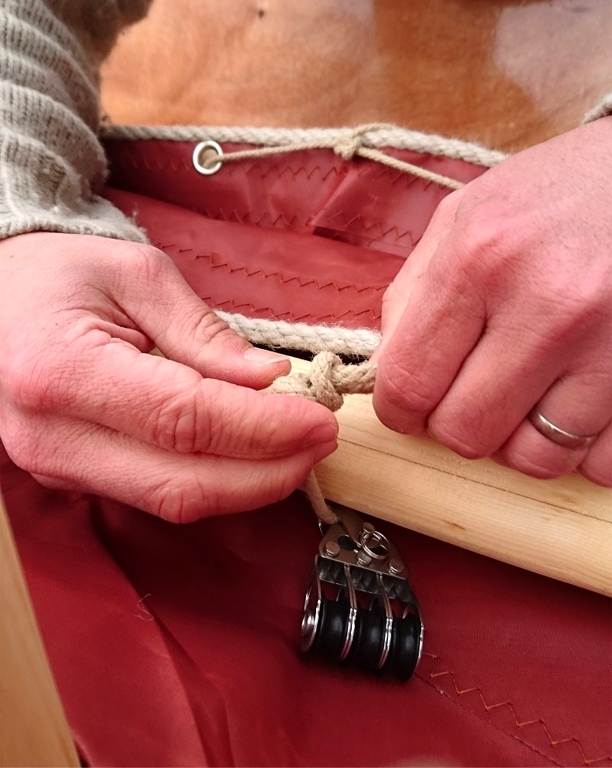 Le noeud de p&ecirc;cheur est tr&egrave;s utile pour nouer des erseaux autour des espars, mais nous le r&eacute;ussisons qu'une fois sur deux ! 