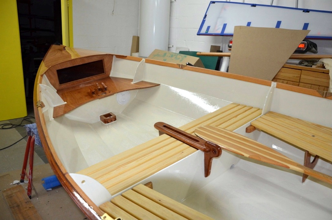 Francis m'envoie les deux images suivantes de la peinture de son Skerry modifi&eacute; "Ilyva". Francis a ajout&eacute; des coffres &agrave; l'avant et &agrave; l'arri&egrave;re au-dessus des caissons &eacute;tanches, a remplac&eacute; et un peu avanc&eacute; le si&egrave;ge central et ajout&eacute; des bancs lat&eacute;raux &agrave; l'arri&egrave;re. 