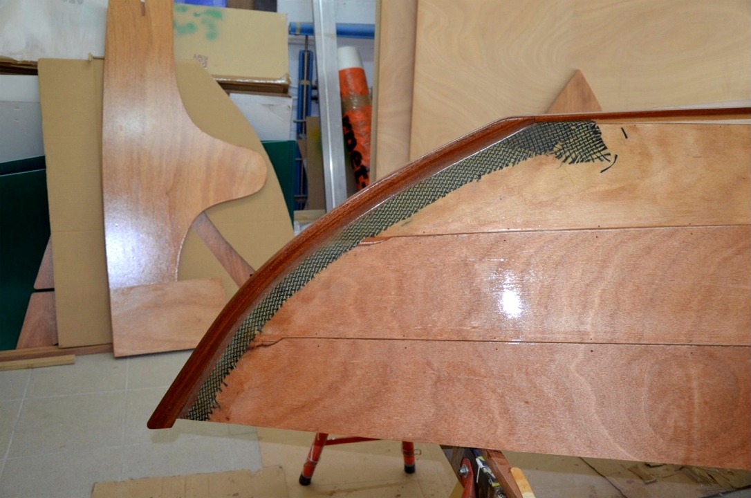 Francis nous envoie des photos de son Skerry, dont il m&egrave;ne la construction &agrave; un rythme bien diff&eacute;rent de celui de Richard : deux semaines &agrave; peine sont pass&eacute;es entre la r&eacute;ception de son kit et ces images... Notez les renforts d'&eacute;trave et d'&eacute;tambot en carbone-kevlar (pas standard dans le kit) et les fausse-&eacute;trave et faux-&eacute;tambot ajout&eacute;s par Francis. 