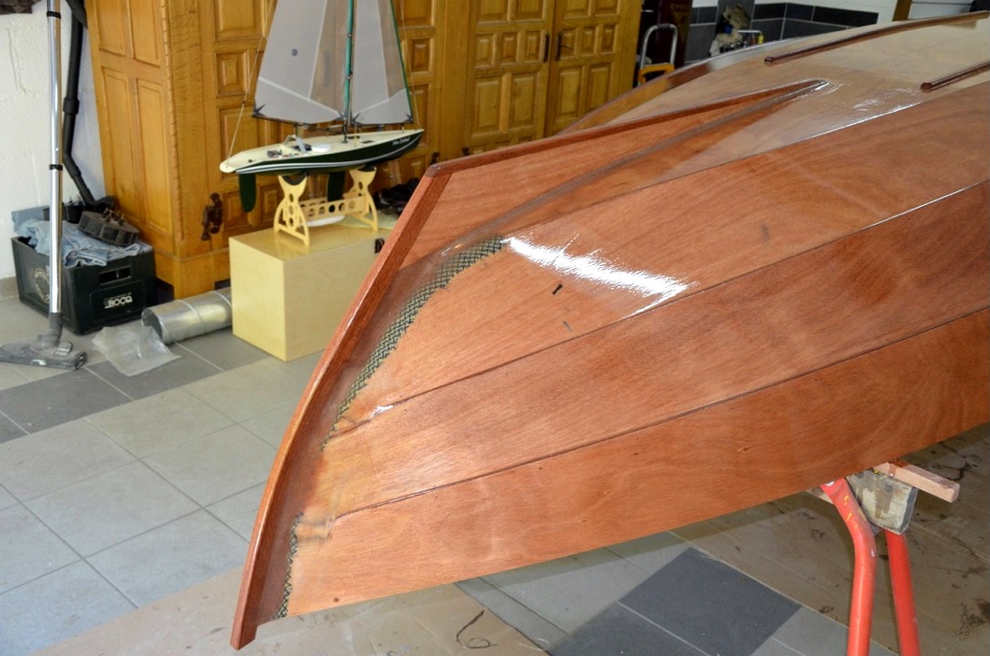 Construction impeccable malgr&eacute; sa rapidit&eacute;, mais il faut dire que Francis est un mod&eacute;liste chevronn&eacute;, comme l'atteste la pr&eacute;sence de ce petit voilier radiocommand&eacute;. 