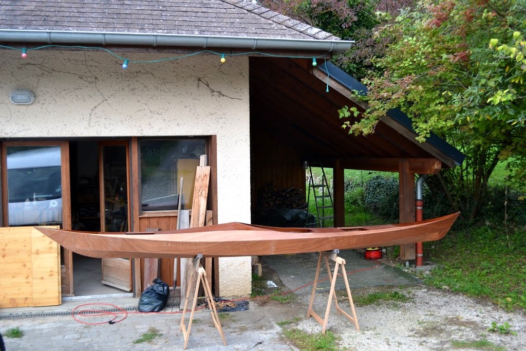 Pierre nous envoie trois photos de construction de Shearwater 14 ou 16 : Pierre construit en effet deux tailles du m&ecirc;me kayak pour naviguer de conserve.