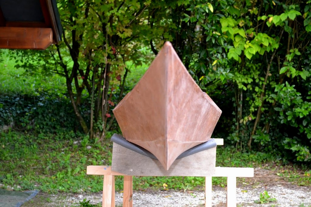 Vue de face de la proue caract&eacute;ristique des Shearwater. 