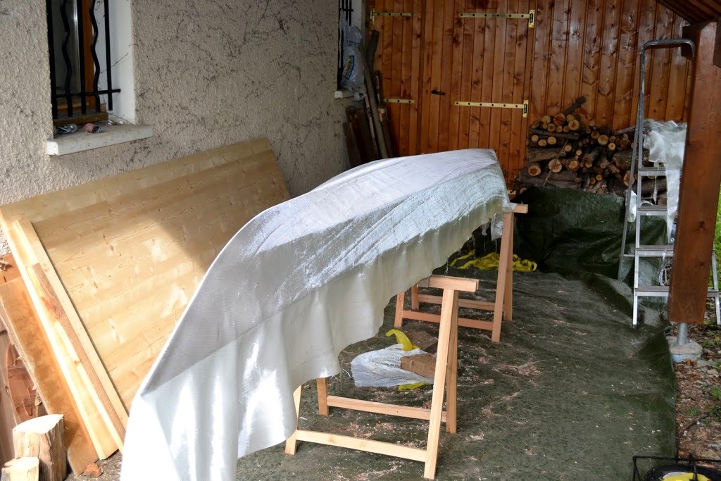 Drapage du tissu de verre en vue de la stratification de la coque. 