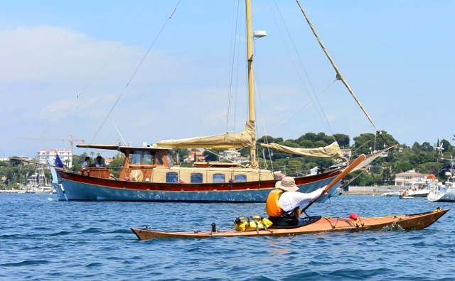 Emmanuel poursuit : "On le trouve tous excellent, rapide, stable, confortable, vire à la gîte facilement, s’esquimaute facilement, la réintégration se fait sans paddle float.