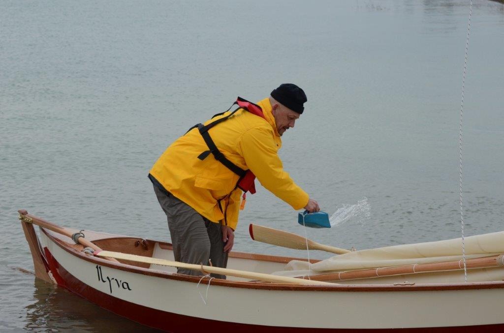 Francis à bord se son tout nouveau Skerry "Ilyva" remet l'eau à sa place. 