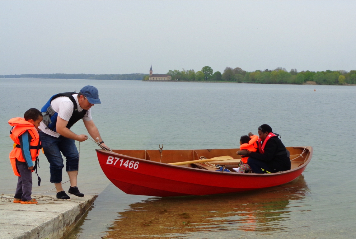 Cet autre Benoit lance son Skerry "Bahari", venu de Belgique, pour faire un tour en famille &agrave; l'aviron. Quand on vous dit que le Rassemblement Arwen Marine est International, on ne se moque pas de vous ! 