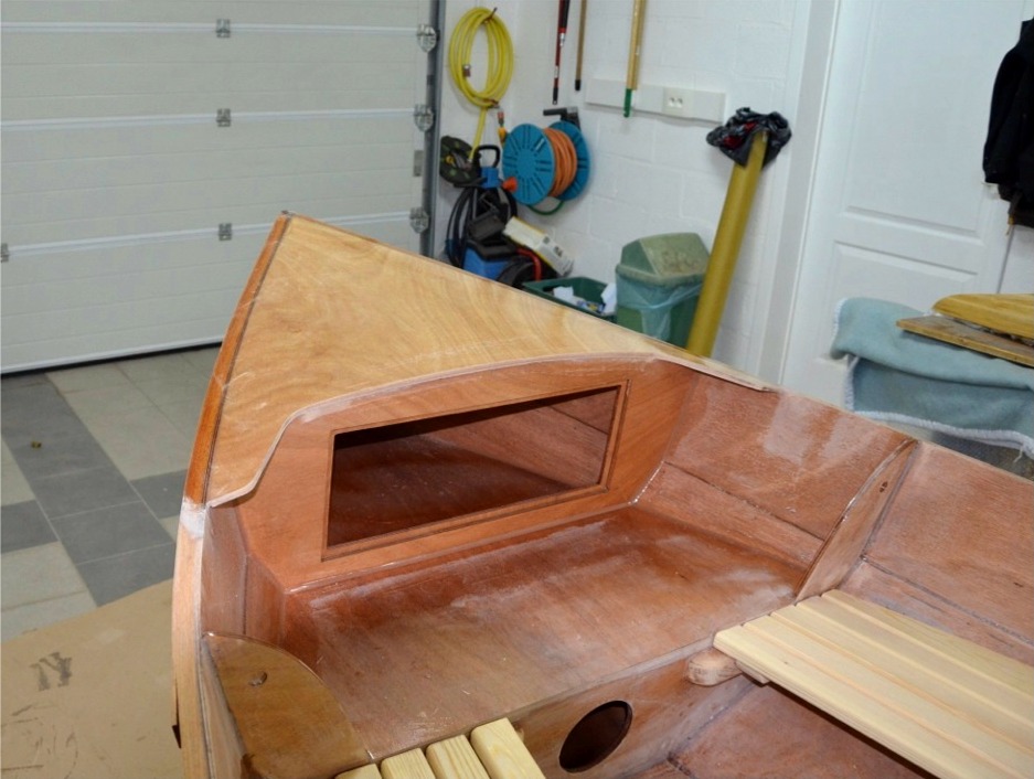 Voila un bon petit moment que Francis m'avait envoy&eacute; les images suivantes de la construction de son Skerry, largement am&eacute;lior&eacute;. En effet, voici le coffre que Francis ajoute par dessus le caisson &eacute;tanche arri&egrave;re, augmentant consid&eacute;rablement la capacit&eacute; de stockage &agrave; l'abri sur son bateau. On voit aussi sur cette image que Francis a coup&eacute; le dessus du caisson &eacute;tanche au droit de la cloison arri&egrave;re afin d'installer des bancs lat&eacute;raux &agrave; claire-voie. 