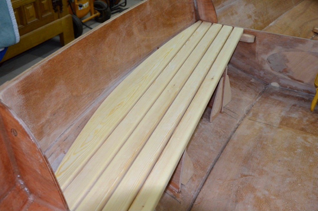 Vue du banc b&acirc;bord. Francis m'a dit que les supports ne sont pas d&eacute;finitifs, car ils ne sont pas tr&egrave;s esth&eacute;tiques. Notez que Francis a aveugl&eacute; la membrure centrale en bouchant son ajourage, car il pr&eacute;voit d'installer un r&eacute;servoir de ballast liquide. Il est clair qu'il n'installera pas le banc central pr&eacute;vu sur les plans, car le banc lat&eacute;ral arrive au droit de la membrure centrale. 