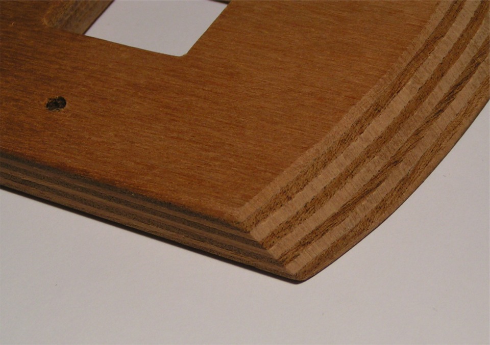 Ce gros plan d'un pied de mat laisse voir la qualit&eacute; des plis du CP marine que nous utilisons. Remarquez en particulier le grain serr&eacute; du bois.