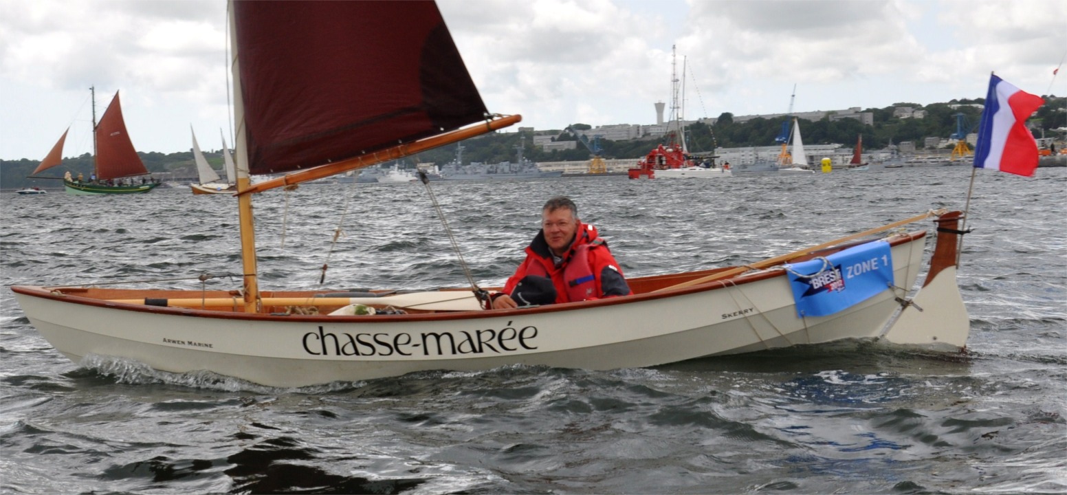 Et voici Didier lors des f&ecirc;tes de Brest de ce mois de juillet. Didier nous &eacute;crit : "... programme un peu &eacute;court&eacute; : j'ai cass&eacute; le mat ; j'ai sans doute fait ce qu'il ne fallait pas : force 4, fort clapot (embouchure de l'Orne, vent contre fort courant), au pr&egrave;s, deux &agrave; bord, voile d&eacute;bord&eacute;e applatie et&nbsp;souqu&eacute;e&nbsp;en frappant l'&eacute;coute sur une "barre d'&eacute;coute" constitu&eacute;e par un bout tendu sur le banc central entre les deux trous en abord (idem le Laser)&nbsp;... le mat a cass&eacute; gentiment au niveau d'un petit noeud, &agrave; la hauteur du bout que je tends entre le mat et l'&eacute;trave pour limiter (?) les efforts, un peu au dessus des taquets."