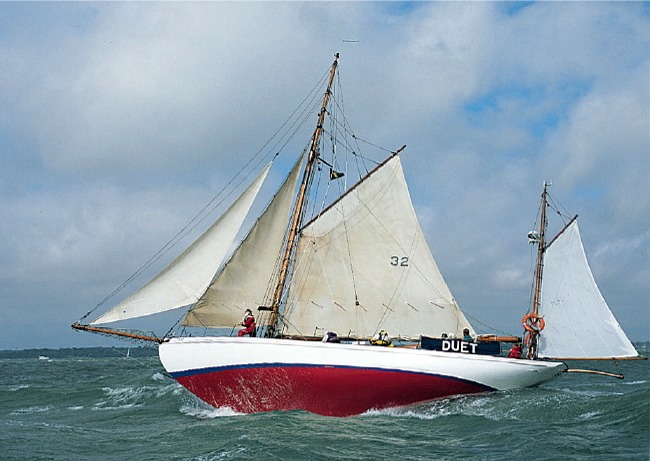 Sur notre image, le yawl "Duet" nous montre ses oeuvres vives en remontant au près dans le clapot court du Solent. 