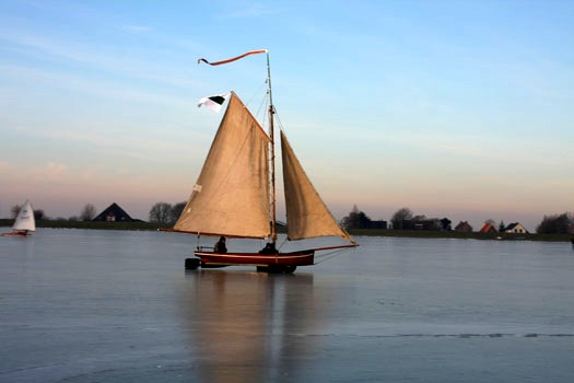 Je commence &agrave; craindre de me r&eacute;p&eacute;ter : j'en ai toujours marre de cet hiver qui n'en finit pas. A croire qu'il veut participer &agrave; la pol&eacute;mique sur les travaux du GIEC... On m'envoie cette image de ce superbe char &agrave; glace hollandais. Je ne sais pas s'il est ancien et authentique, si c'est une r&eacute;plique, ou une cr&eacute;ation originale comtemporaine. Magnifique en tous cas. 