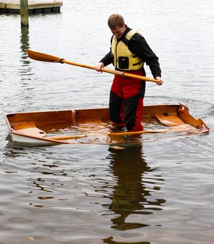 John C. Harris finit de remplir la prame en submergeant le liston.