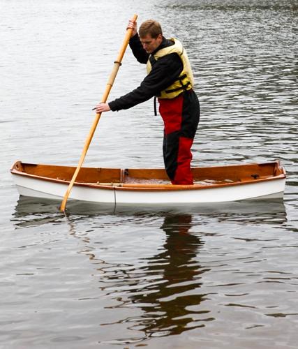 L'excédent d'eau embarquée s'évacue par le puits de dérive, dont le haut est immergé. La prame a encore suffisamment de stabilité pour que John puisse la propulser. 