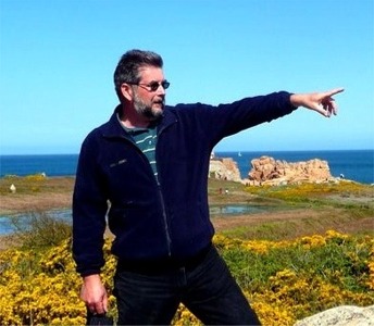 Sur cette photo totalement spontanée, je pointe vers l'avenir radieux où il y aura un kit en construction dans chaque garage...