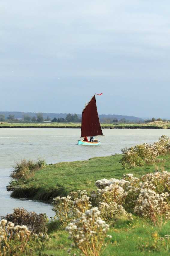 C'est très amusant de naviguer pratiquement au même niveau que les champs... J'espère un jour pouvoir mettre à l'eau en début de jusant et accompagner le reflux jusqu'à l'entrée de la Baie de Somme, saluer les phoques (oh, phoque !) puis remonter porté par le flot en explorant tous les petits bras de mer... 
