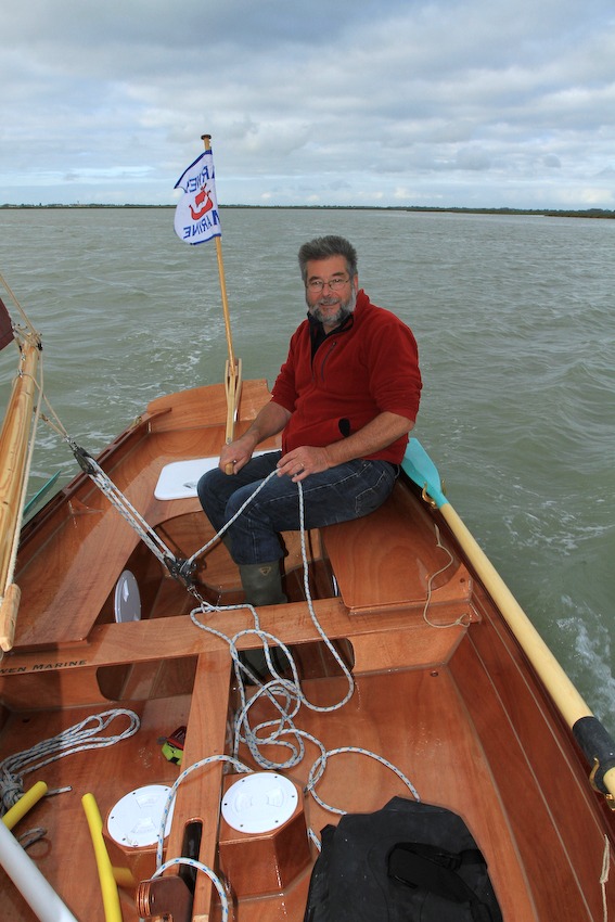 Cette photo montre bien l'aménagement intérieur : au premier plan, on voit les deux schnorkels d'accès aux nables de ballast, avec à gauche la pompe et le tuyau qui permettent de vider les ballasts en cours de navigation (pas très sophistiqué mais fonctionnel, il faut dire que ce n'est pas une opération fréquente). Les panneaux horizontaux qui couvrent les ballast sont au niveau de la flottaison à 404 kg de déplacement. Je me suis reculé car Guillaume est assis sur le pontage avant pour faire cette photo. 