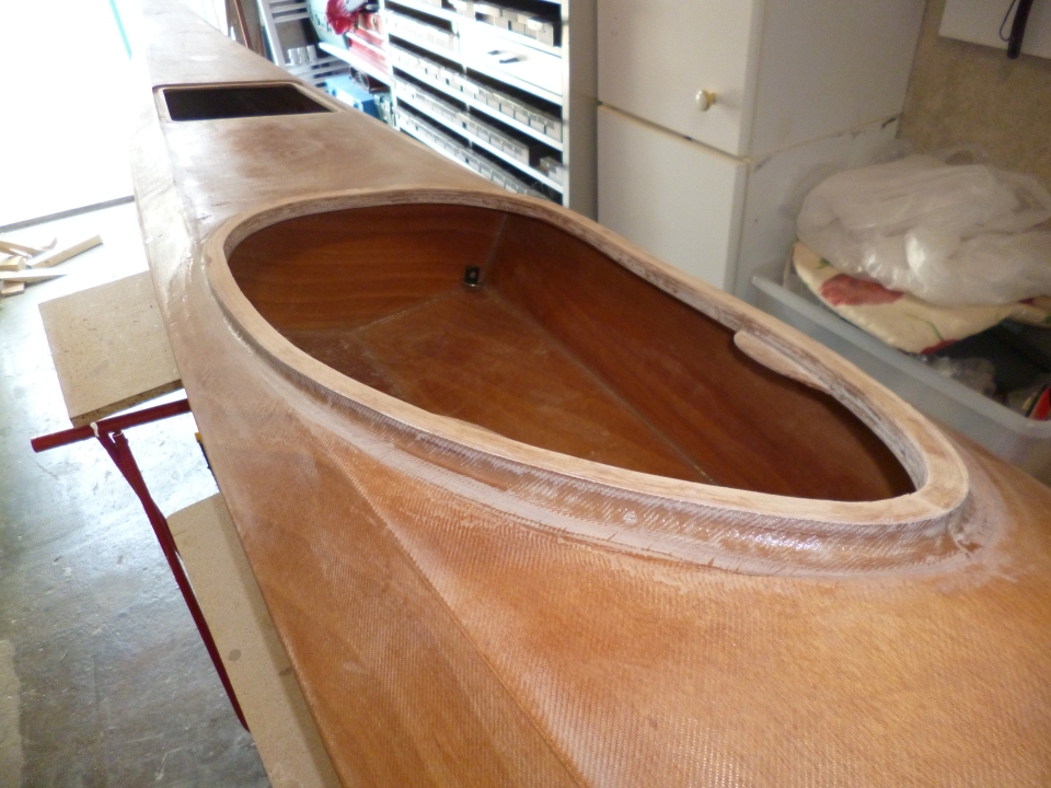 Si j’ai bien compris le plan, la hauteur de la gorge de l’hiloire serait de 8 mm, constituée de deux couches de CTP de 4 mm. C’est très nettement insuffisant pour passer ma jupe achetée chez Bekayak. J’ai donc découpé 5 niveaux en 3 mm pour porter la hauteur à 15 mm. Aux essais, ma jupe se met correctement en place mais il n’y a pas de jeu.