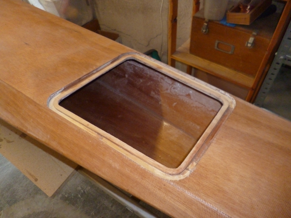 Vue d&rsquo;une des trappes. J&rsquo;ai adopt&eacute; une fermeture, pas encore mont&eacute;e sur la photo,&nbsp;qui semble originale, en utilisant deux loqueteaux pour meuble dispos&eacute;s sur les cot&eacute;s. Mes mod&egrave;les sont disponibles chez BricoMarch&eacute;, ils ont l&rsquo;avantage d&rsquo;&ecirc;tre uniquement constitu&eacute;s de nylon sans pi&egrave;ce mobile. La fermeture se fait en jouant sur la d&eacute;formation de deux cylindres. Ils sont donc insensibles aux agressions marines, il faut juste faire attention, je pense, &agrave; ne pas les exposer aux UV du soleil ou les manipuler par des temp&eacute;ratures tr&egrave;s froides. Par contre la fermeture est tr&egrave;s ferme et j&rsquo;ai du faire de petites poign&eacute;es avec une petite boucle en cordage pour pouvoir les retirer. Pour fermer, il suffit de plaquer.