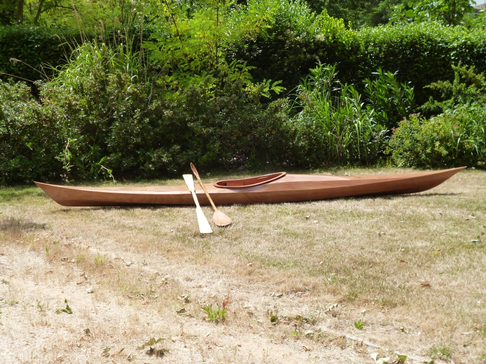 J&rsquo;ai taill&eacute; deux pagaies en bois dont une de type groenlandais. J&rsquo;appr&eacute;cie beaucoup celle-ci &agrave; l&rsquo;utilisation : plaqu&eacute; sur le pont arri&egrave;re c&rsquo;est une excellente et solide b&eacute;quille pour embarquer et elle offre de bonnes sensations &agrave; l&rsquo;utilisation. Curieusement elle produit un l&eacute;ger bruit qui n&rsquo;est pas d&eacute;sagr&eacute;able mais qui donne l&rsquo;impression qu&rsquo;on d&eacute;place du gravier. Je pense que cela provient des tr&egrave;s l&eacute;g&egrave;res turbulences visibles sur la pointe qu&rsquo;il faut peut &ecirc;tre optimiser. L&rsquo;onde se propage ensuite dans le bois du manche. J&rsquo;ai stratifi&eacute; les bouts pour leur permettre de frotter au sol lors de l&rsquo;embarquement.
