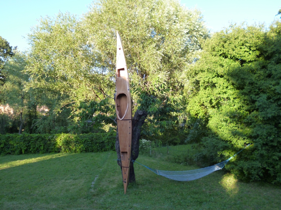 J&rsquo;aime bien cette photo prise lors du remplissage des extr&eacute;mit&eacute;s. Le vieux cerisier se sent tout petit devant ce grand sifflet de 5,20 m&egrave;tres.