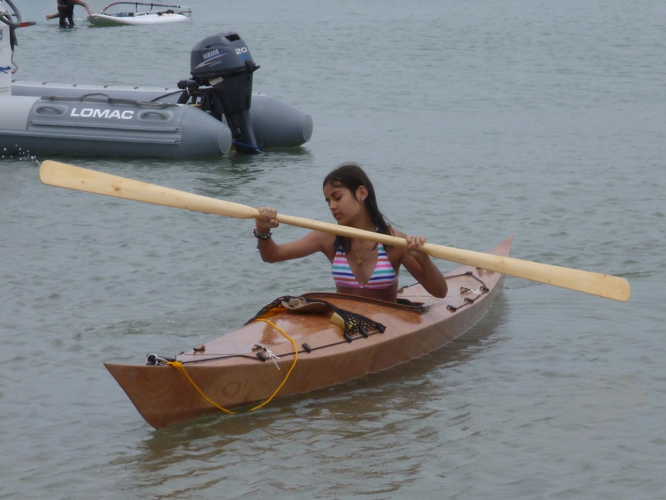 Marie 13 ans essaie le Shearwater et la pagaie groenlandaise.