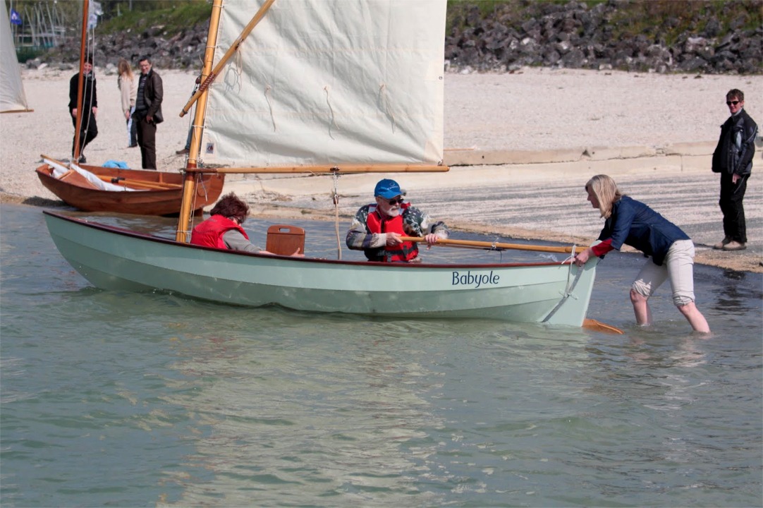 Et Igor les propulse pour le démarrage. La direction du vent obligeait à un départ au près, ce qui est toujours un peu délicat tant qu'on n'a pas assez d'eau pour la dérive et le safran, ni d'erre pour manoeuvrer.