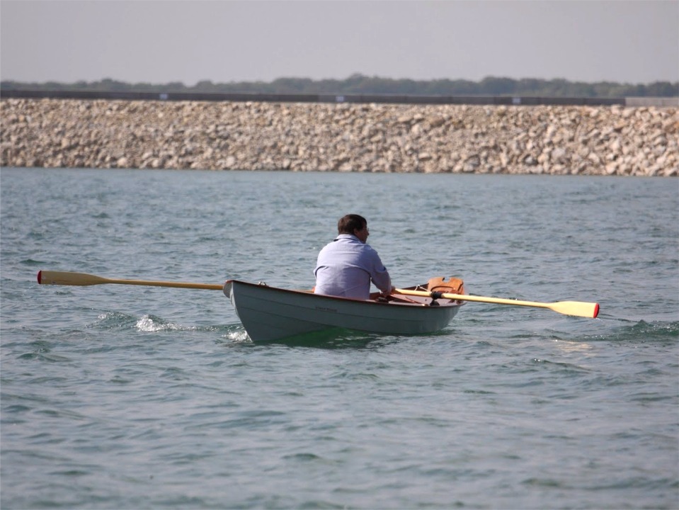 Benoît aux avirons sur le Doris 17. 