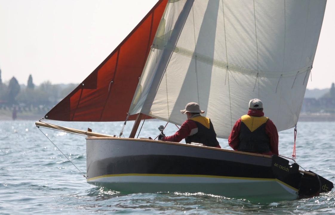 Très jolie photo "d'An Treizh", qui semble juste effleurer la surface. "An Treizh" signifie "le passage" en breton : beau nom pour un bateau ! 