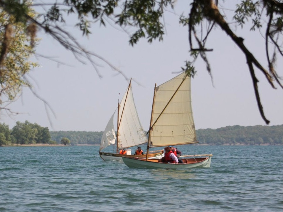 Deux Skerry bord à bord au portant : "Babyole" au premier plan et "Anouket". 
