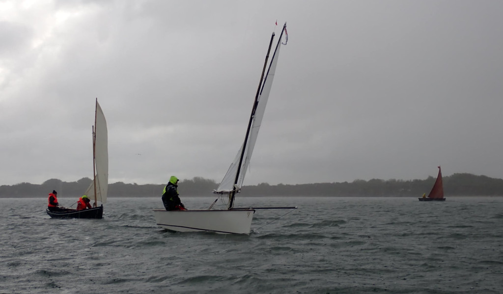 Image d'ambiance : un grain s'abat sur la flottille. on voit ici l'Aber "Carpe Diem ", et "épiK". On aperçoit l'Ilur "Avel Dro" de Roger Barnes à l'arrière-plan, une des rares fois que l'on a vu sa misaine entière. 