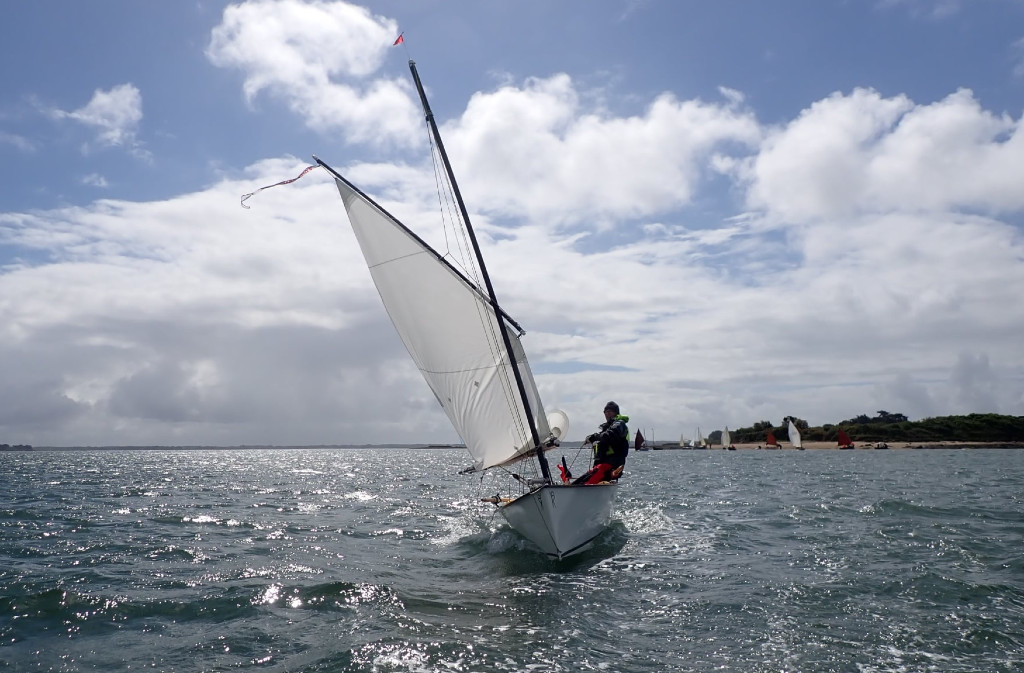 Je commence par nos deux non-organisateurs : voici d'abord Pierre à bord de son Goat Island Skiff "épiK", que nous avons construit ensemble en décembre 2020. C'est l'ile d'Ilur que l'on aperçoit derrière. 