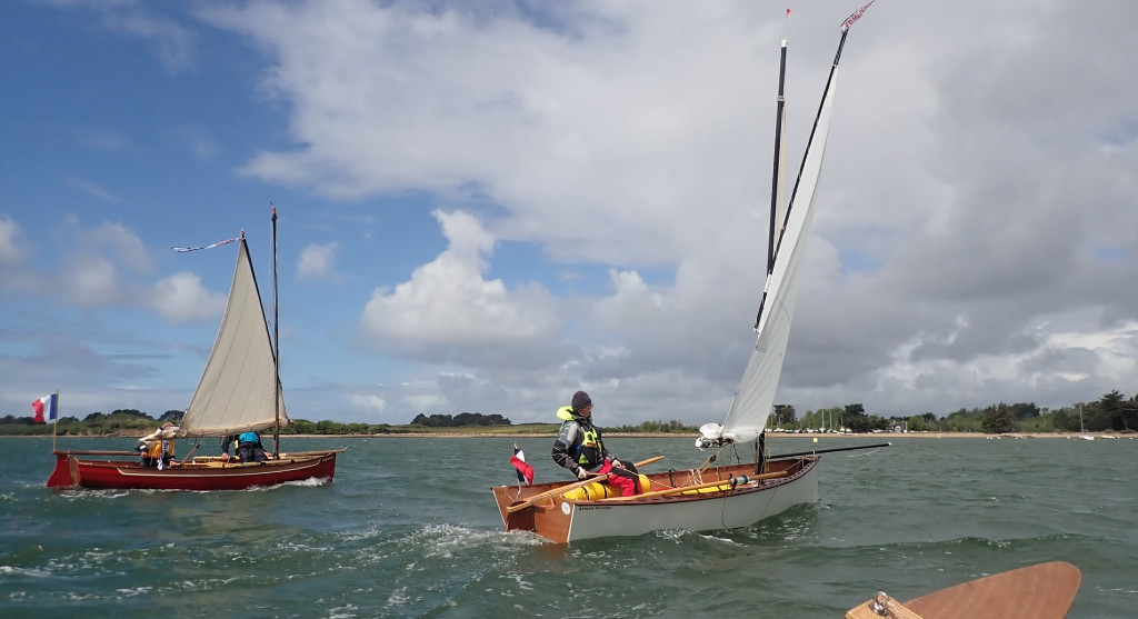 Le Silmaril "Manpernick II" construit par Patrick (pas celui d'Amzer Zo) et Pierre sur "épiK". On aperçoit en bas à droite un bout du flotteur au vent du Shearwater "La Civelle". Les deux Shearwater présents ont été impressionnants d'aisance et de vitesse dans des conditions que l'on aurait pu croire un peu trop musclées pour eux. 