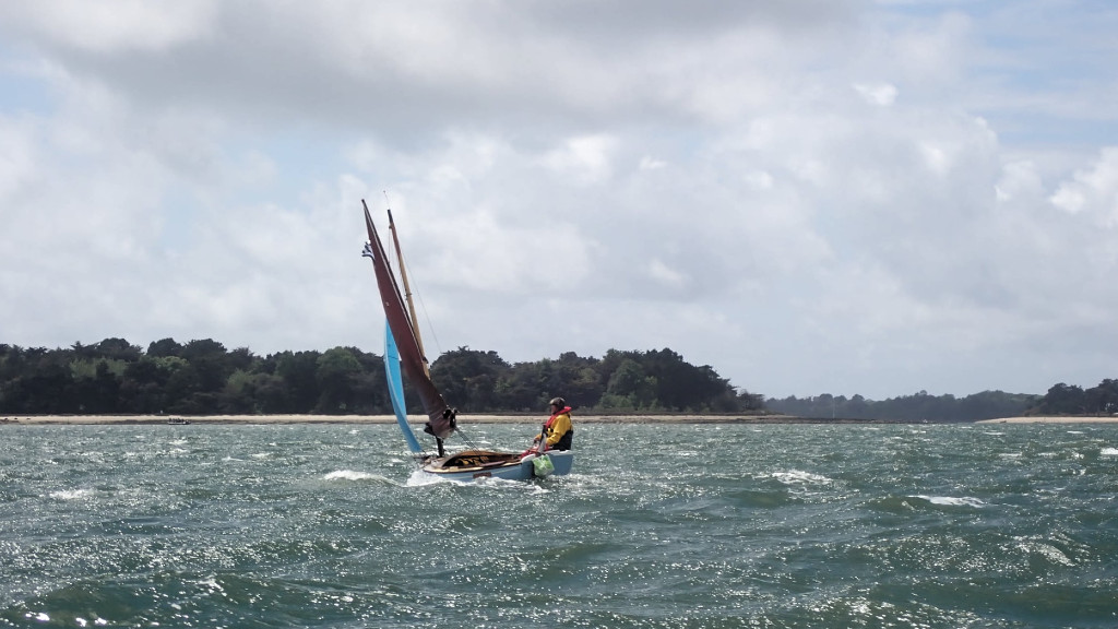 Et voici Patrick à bord de son étonnant "Amzer Zo", un bateau de construction classique bois, petit mais fort capable ! 