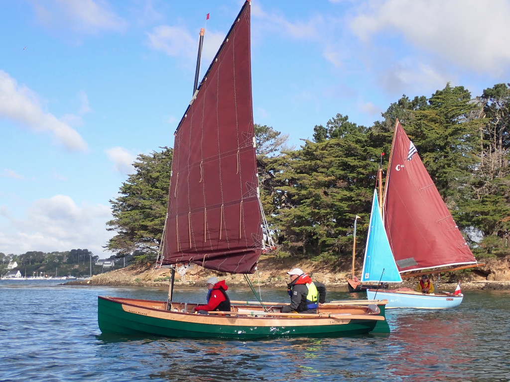 Le Silmaril "Truk II" construit par Yves à l'atelier, à la barre avec Geneviève, et "Amzer Zo"; on distingue l'Ilur de Roger, en train de démouiller.