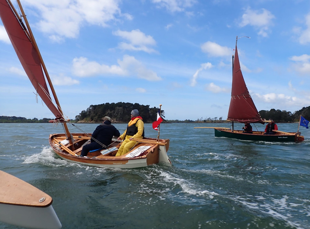 "Mounouf" salue une risée qui est apparamment déjà passée sur mon Goat Island Skiff "Let's Goat!". Mon épouse fait l'opérateur photo. Au premier plan à gauche, encore le flotteur au vent du Shearwater de Frédéric. 