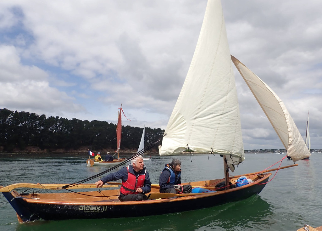 "Mounouf" salue une risée qui est apparamment déjà passée sur mon Goat Island Skiff "Let's Goat!". Mon épouse fait l'opérateur photo. Au premier plan à gauche, encore le flotteur au vent du Shearwater de Frédéric. 