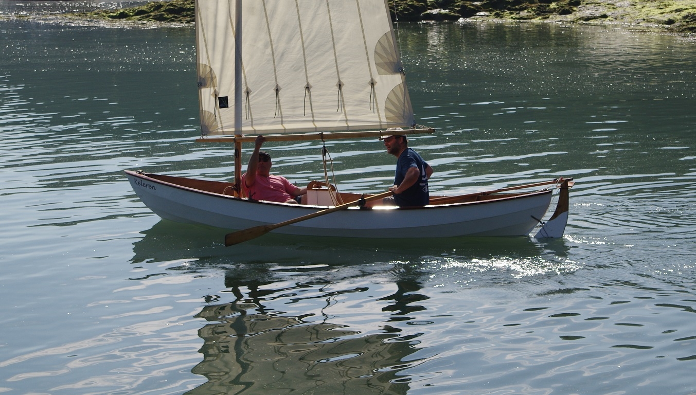 Voici enfin six photos tardives de la Fête des Doris, qui a eu lieu voilà un peu plus de deux mois. Ces photos prises par François Lang nous sont envoyées par Denis, skipper du Skerry Keleren, que l'on voit ici, lors du départ de La Richardais. 