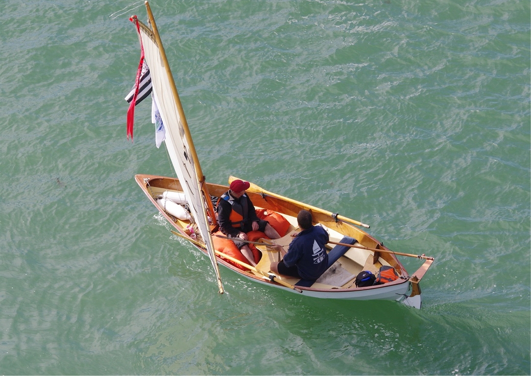 Ce gros plan montre l'énorme réserve de flottabilité installée dans la partie avant de Keleren, et sur laquelle l'équipier de Denis est assis. On voit aussi l'aménagement de la partie arrière, avec le banc transversal noir posé sur les deux bancs longitudinaux clairs : Denis a beaucoup travaillé sur son Skerry ! 